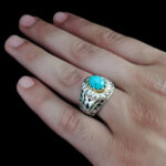 انگشتر نقره فیروزه نیشابوری دست ساز مردانه طرح دورطلایی وریا‌‌‌ - Image 2