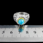 انگشتر نقره فیروزه نیشابوری دست ساز مردانه طرح دورطلایی فرساد - Image 5