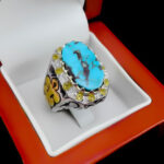 انگشتر فیروزه نیشابوری دست ساز فاخر نقره مردانه طرح دور طلایی بوشیتا - Image 2