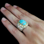 انگشتر فیروزه نیشابوری دست ساز فاخر نقره مردانه طرح دور طلایی هیوا - Image 3