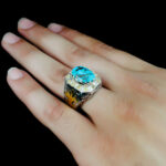 انگشتر فیروزه نیشابوری دست ساز فاخر نقره مردانه طرح دور طلایی هومان - Image 2