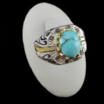 انگشتر فیروزه نیشابوری دست ساز فاخر نقره مردانه طرح دور طلایی سیروان