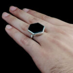 انگشتر عقیق مشکی نقره دست ساز مردانه و زنانه طرح شش ضلعی سترگ + حرز امام جواد (ع) - Image 4