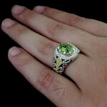 انگشتر زبرجد الماس تراش نقره مردانه دست ساز طرح مهراب با تزئین یاقوت سرخ - Image 2