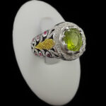 انگشتر زبرجد الماس تراش نقره مردانه دست ساز طرح مهراب با تزئین یاقوت سرخ