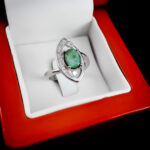 انگشتر زمرد زامبیا الماس تراش نقره زنانه طرح بینا - Image 2