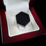 انگشتر عقیق مشکی نقره دست ساز مردانه و زنانه طرح شش ضلعی سترگ + حرز امام جواد (ع) - Image 2