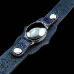 دستبند نقره چرم طبیعی طرح الینا زنانه با نگین حدید صینی + حکاکی