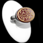 انگشتر عقیق سرخ صفوی دست ساز نقره مردانه طرح «یا زینب (س)» + حرز امام جواد(ع)