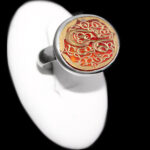 انگشتر عقیق سرخ صفوی دست ساز نقره مردانه طرح فانتزی «علی ولی الله» + حرز امام جواد(ع)