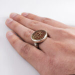 انگشتر عقیق سرخ صفوی دست ساز نقره مردانه طرح فانتزی «علی ولی الله» + حرز امام جواد(ع) - Image 2