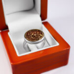 انگشتر عقیق سرخ صفوی دست ساز نقره مردانه طرح فانتزی «علی ولی الله» + حرز امام جواد(ع) - Image 3