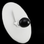 انگشتر عقیق مشکی نقره دست ساز مردانه و زنانه طرح بیضی کوچک + حرز امام جواد (ع)