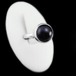 انگشتر عقیق مشکی نقره دست ساز مردانه و زنانه طرح دایره ای کوچک + حرز امام جواد (ع)