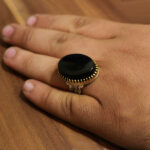 انگشتر عقیق مشکی نقره مردانه طرح دورطلایی فاخر یزدان - Image 3