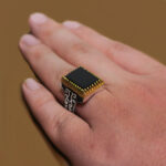 انگشتر عقیق مشکی نقره مردانه طرح دورطلایی ثاقب - Image 3