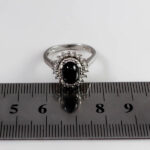 انگشتر عقیق مشکی نقره زنانه طرح ورتاج - Image 2
