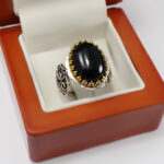 انگشتر عقیق مشکی نقره مردانه طرح دورطلایی علی ابن موسی الرضا - Image 3