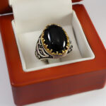 انگشتر عقیق مشکی نقره مردانه طرح دورطلایی یا حسین - Image 2