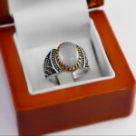 انگشتر عقیق کبود یمنی نقره مردانه دور طلایی طرح اروند - Image 3