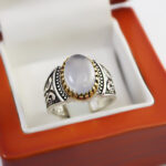 انگشتر عقیق کبود یمنی نقره مردانه طرح دور طلایی ارمیا - Image 3