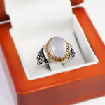 انگشتر عقیق کبود یمنی نقره مردانه طرح دور طلایی زینب کبری - Image 3