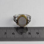 انگشتر عقیق کبود یمنی نقره مردانه طرح دور طلایی جاوید - Image 3