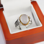 انگشتر عقیق کبود یمنی نقره مردانه طرح دور طلایی جاوید - Image 2