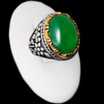 انگشتر عقیق سبز نقره مردانه طرح دورطلایی پویا