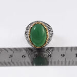 انگشتر عقیق سبز نقره مردانه طرح دورطلایی پویا - Image 2