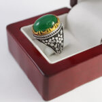 انگشتر عقیق سبز نقره مردانه طرح دورطلایی پویا - Image 3