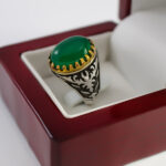 انگشتر عقیق سبز مردانه نقره طرح دورطلایی فاخر شاهانه - Image 2