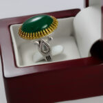 انگشتر عقیق سبز نقره مردانه طرح دورطلایی ویژه - Image 2