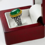 انگشتر عقیق سبز نقره مردانه طرح دور طلایی قباد - Image 2