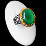 انگشتر عقیق سبز نقره مردانه طرح دور طلایی قباد