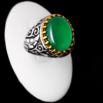 انگشتر عقیق سبز نقره مردانه طرح دور طلایی کیهان