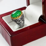 انگشتر عقیق سبز نقره مردانه طرح دور طلایی کیهان - Image 2