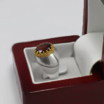 انگشتر نقره فیلی مردانه طرح دور طلایی سام با سنگ گارنت الماس تراش - Image 2