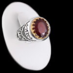 انگشتر نقره مردانه طرح دور طلایی یا علی با سنگ گارنت الماس تراش