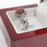 انگشتر نقره مردانه طرح دور طلایی همایون با سنگ گارنت الماس تراش - Image 2