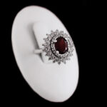 انگشتر نقره زنانه طرح کامیلا با سنگ گارنت الماس تراش