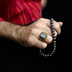 انگشتر نقره مردانه طرح ثاقب با سنگ حدید صینی+حکاکی - Image 3