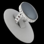 انگشتر حدید صینی نقره مردانه دست ساز فاخر طرح آساد با تزئین یاقوت سرخ + حکاکی