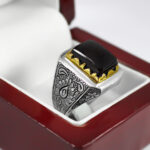 انگشتر عقیق مشکی نقره مردانه طرح دورطلایی جنت - Image 2