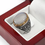 انگشتر عقیق کبود یمنی نقره مردانه طرح دورطلایی یا زهرا - Image 4