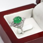 انگشتر عقیق سبز نقره زنانه طرح مینو