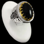 انگشتر عقیق مشکی نقره مردانه طرح دورطلایی باوا