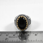 انگشتر عقیق مشکی نقره مردانه طرح دورطلایی باوا - Image 2