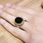 انگشتر عقیق مشکی نقره مردانه طرح دورطلایی داریا - Image 2