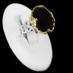 انگشتر عقیق مشکی نقره مردانه طرح دورطلایی ایلیار